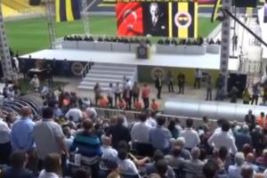 Fenerbahçe Kongresi'nde büyük gerginlik