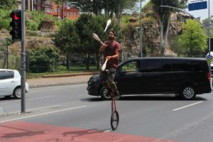 Trafikte 'kırmızı ışık' şovu!