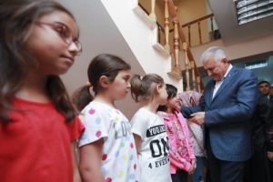 Başbakan Yıldırım'dan sevgi evinde kalan çocuklara ziyaret