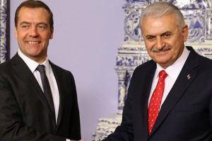 Binali Yıldırım'dan Medvedev'e kutlama!