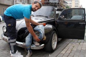 Trafik kazalarına 'kefenli ceset' ile dikkat çekiyor