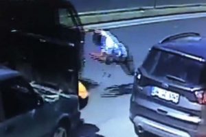 Aracını tamir ederken otomobil çarptı