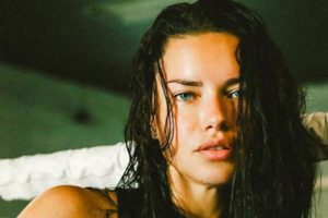 Adriana Lima'dan 'sıfır makyaj' paylaşımı