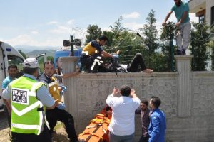 Bursa'da motosiklet kazasında genç istinat duvarına uçtu!