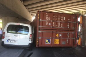 Devrilen TIR otomobili böyle sıkıştırdı!