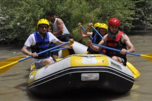 Çukurca'da gençlerin rafting heyecanı