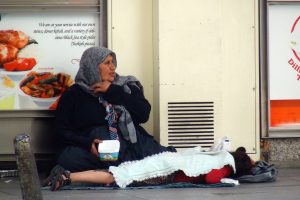 Dilenci görüntü alan kameramana saldırdı