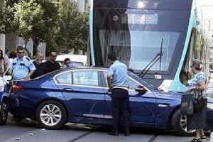 İzmir'de tramvay ile otomobil çarpıştı