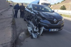 Otomobil, park halindeki otomobile çarptı: 1 yaralı