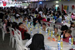 Suriyeli yetim çocuklar iftarda buluştu
