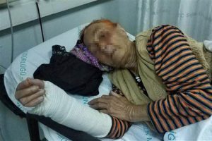 83 yaşındaki annesini dilenmiyor diye hastanelik etti