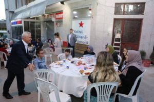Bursa Nilüfer Belediye Başkanı Bozbey Büyükbalıklı halkı iftarı birlikte yaptı