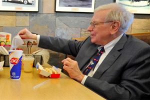 Buffett'la yemek için 3.3 milyon dolar ödeyecek!