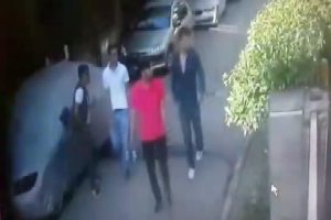 Güvenlik kamerasına yakalanan hırsızlar ev sahibine şikayetçi olma diye yalvardı