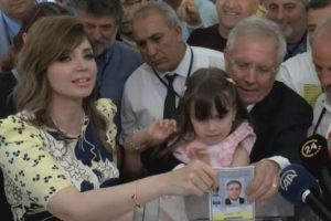 Aziz Yıldırım eşi ve kızıyla birlikte oyunu verdi