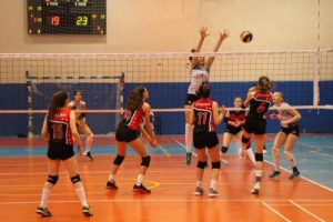 Maç sonrası taraftarlar ve sporcular kavga etti