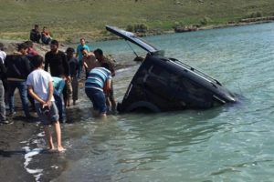 Göle düşen otomobil halatla çıkarıldı