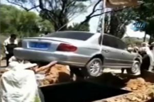 Otomobiliyle birlikte gömüldü