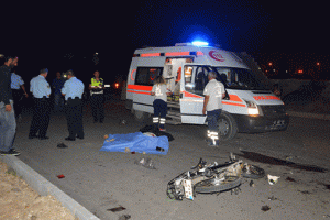 Motosiklet, ciple çarpıştı: 1 ölü, 2 yaralı