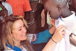 Gamze Özçelik'ten Afrikalı çocuklara bayramlık