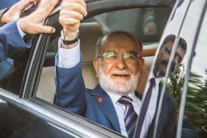 Karamollaoğlu'ndan 24 Haziran göndermeli Ali Koç tebriği