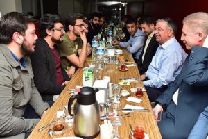 Bakan Yılmaz, sahurda öğrencilerle bir araya geldi