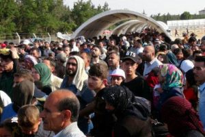 Akın akın gidiyorlar! Suriyeliler izdiham yarattı