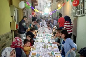 Bursa'da 50 metrelik iftar sofrası kuruldu