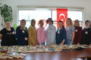 Bursa'da kadın meclisinden kitap yardımı