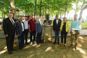 Nâzım Hikmet Bursa Nilüfer'de çınarların altında anıldı