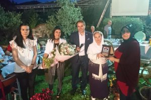 Bedia Akartürk Bursa'da mini konser verdi