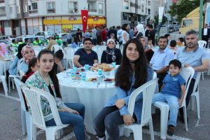 Bursa Osmangazi Belediye Başkanı Dündar, vatandaşlarla iftarda buluştu