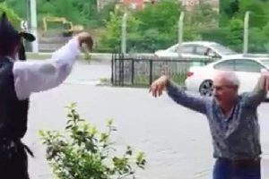Sıra dışı horonuyla sosyal medyada ilgi gördü