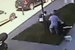 Beyoğlu'nda yürüyen kadına saldırı kamerada