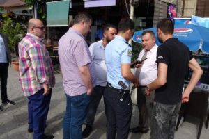'Yan baktın' deyip silah gösterdiği kişi emniyet amiri çıkınca...