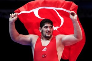 Milli güreşçiler Ekrem Öztürk ile Osman Yıldırım finale yükseldi