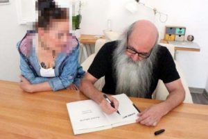 Ünlü karikatürist tutuklandı
