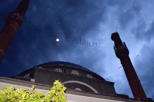 Caminin minaresine yıldırım isabet etti