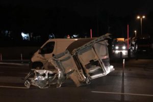 İstanbul'da kargo aracı kaza yaptı: 2 yaralı