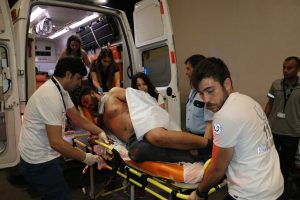 Bıçakla yaralandı, kurtulmak için 30 kilometre araç sürdü