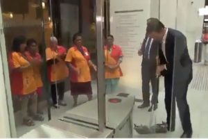 Rutte, döktüğü kahveyi kendisi temizledi