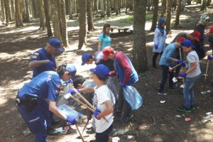 Bursa'da jandarma öğrencilerle Uludağ'da çöp topladı