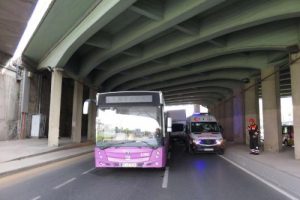 Kamyonet halk otobüsüne çarptı: 2 yaralı