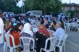 Bursa Tahtalı'da bin kişi birlikte iftar açtı