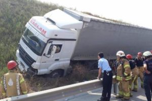 TIR sürücüsü dehşeti! Yardıma gelenlere bıçak çekti