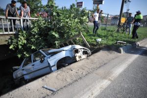 Bursa'da otomobil köprüden uçtu