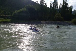 Kato Dağı eteklerinde pet şişeli ve terlikli rafting