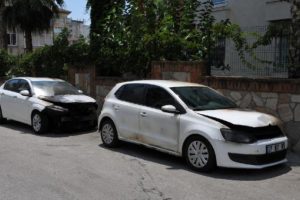 Kasklı şüpheli 2 aracı kundakladı!