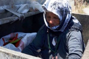 70'lik nine çöp kutusundan biber topladı