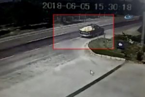 Duran kamyonete çarpan motosikletli havaya uçtu